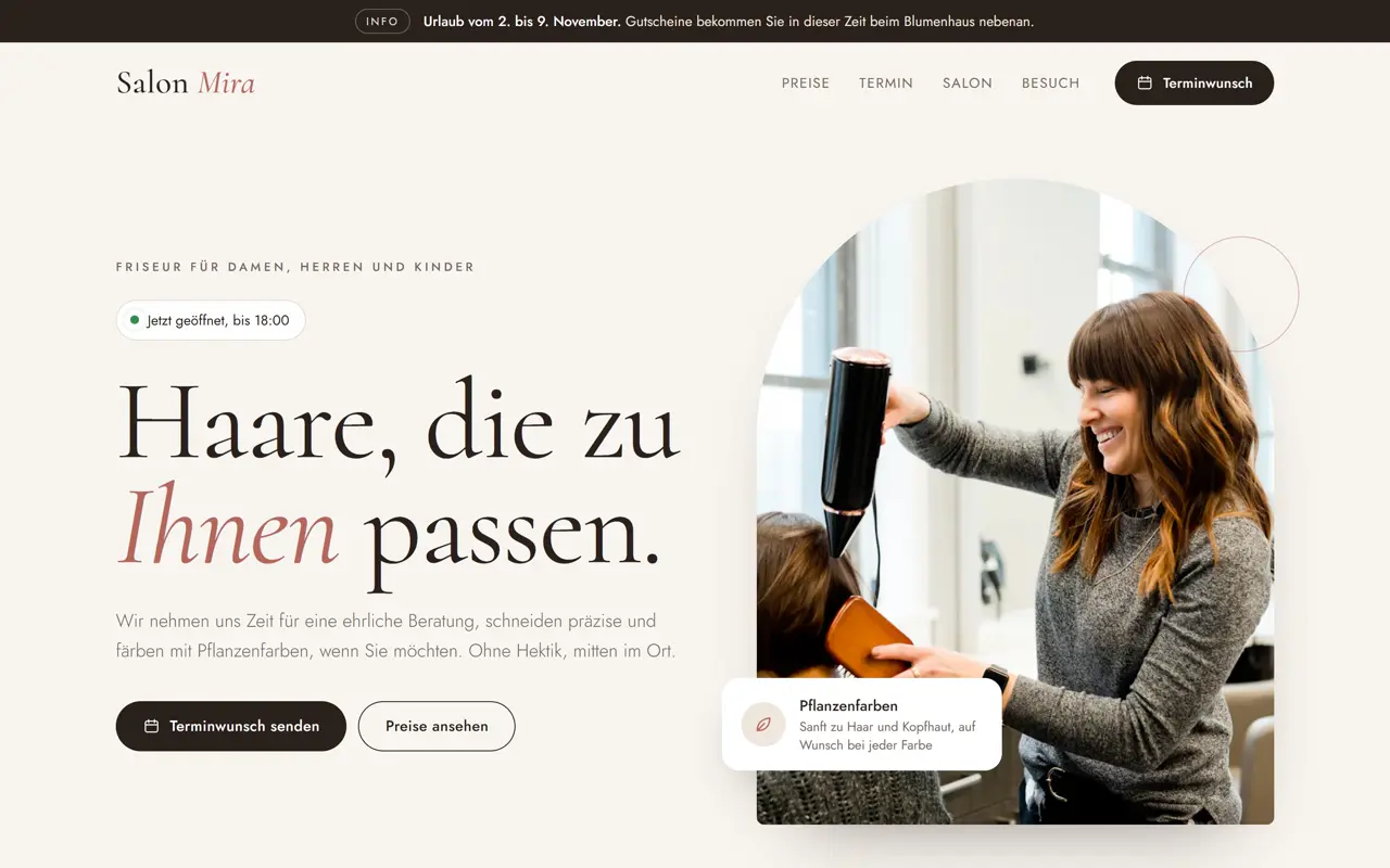 Beispiel-Website eines Friseursalons am Laptop